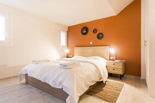 Walk through Athens, based in a local’s hip house! - Housity