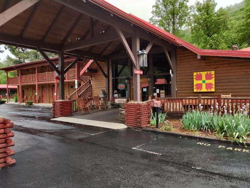 Smoky Falls Lodge - Housity