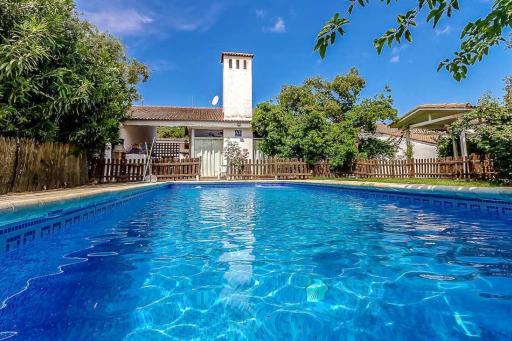 Spacious Villa with Private Pool in Valdecaballeros - Housity