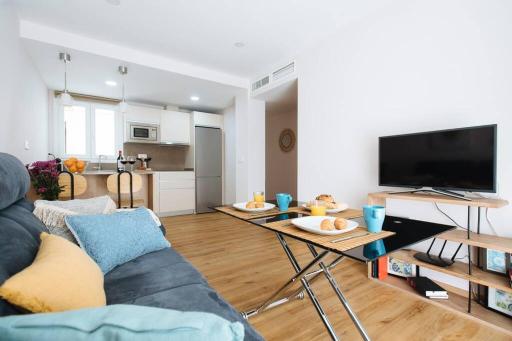 Hostly Sol 2bdr flat with patio in Seville center - Housity