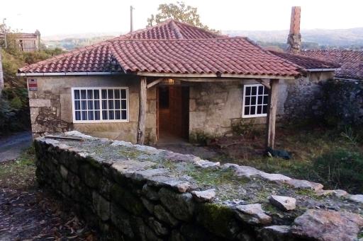 Large Family House with Garden and Mountain View Lugo - Housity