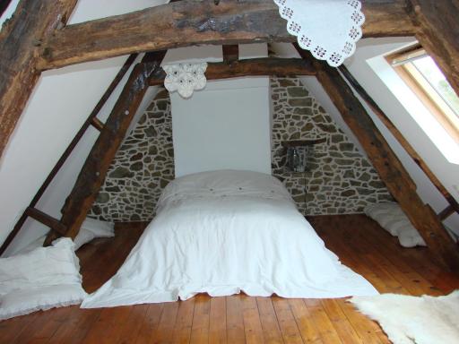 CHAMBRE ROMANTIQUE CHEZ L'HABITANT à LAMBALLE - Housity