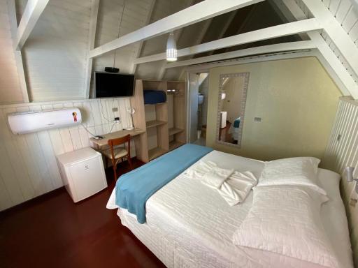 Oasis Hotel - Housity