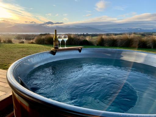 Fiordland Eco-Retreat -- Panoramic Views -- Hot Tub - Housity