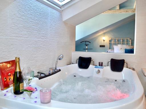 Akla Suites con Jacuzzi Santillana - Housity