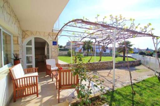 Charming Apartment in Novigrad, 45 sqm, with Terrace - Housity
