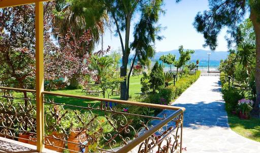 Amarynthos Beachfront Vacation House with garden - Housity