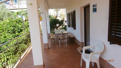 Charming Apartment in Gdinj + Garden - Housity