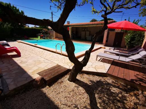 Gîtes avec grande piscine et sa terrasse privative - Housity