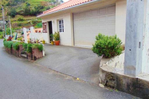 Charming house in Machico with mountain view and garden - Housity