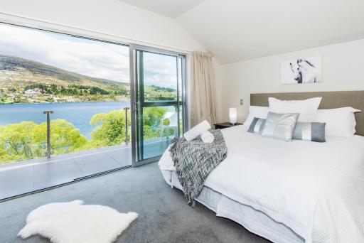 Lakeside Luxury with Spa - Housity