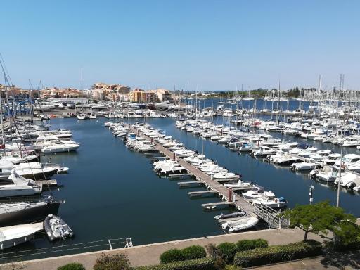 Studio cabine VUE PORT avec parking privé, piscine, parc, boulodrome - Housity