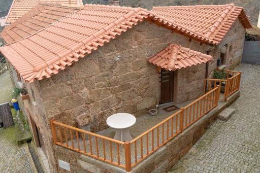 Casa Largo S Lourenço e Casa da Videira - Housity