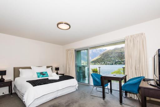 Luxury Lakeside Studio - Housity