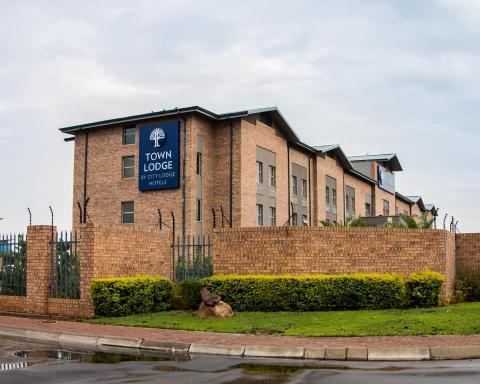 Town Lodge Gaborone - Housity