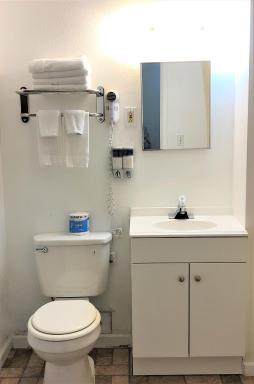 Blue Coast Inn & Suites - Housity