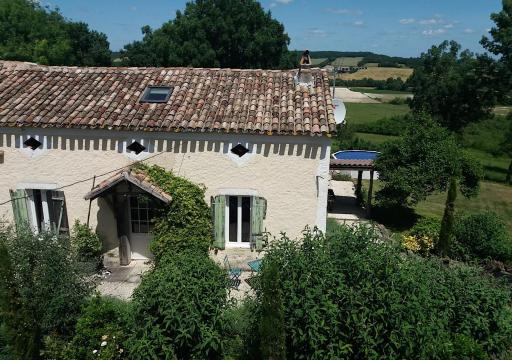 Isolated Lavender Cottage - Housity