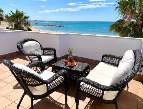 House in front of the beach with sea view - Housity