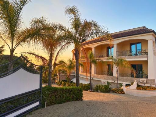 Blu Tropical Resort - Housity