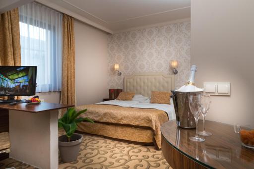 Golden Ball Club - Housity