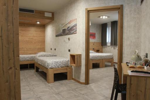 Bed & Rooms , Corte Rossa -1 Min Walk To Bernina Express - Housity