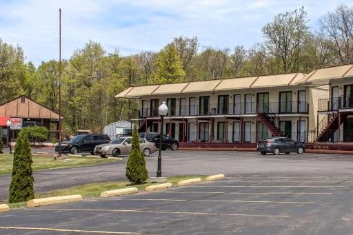 Econo Lodge Inn & Suites Lake Harmony - Pocono Mountains Area - Housity