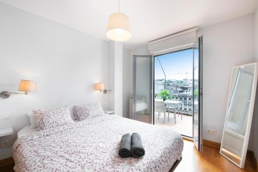 Modern Apartment with Spacious Terrace - Housity