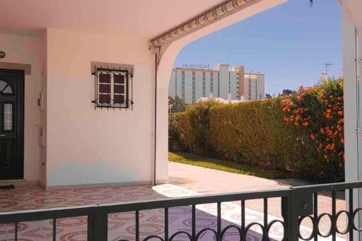 Modern house in Altura with terrace and city view - Housity