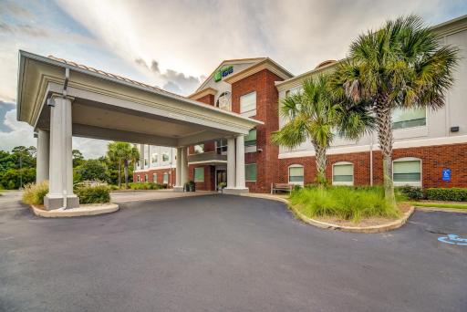 Holiday Inn Express Hotel & Suites Foley by IHG - Housity