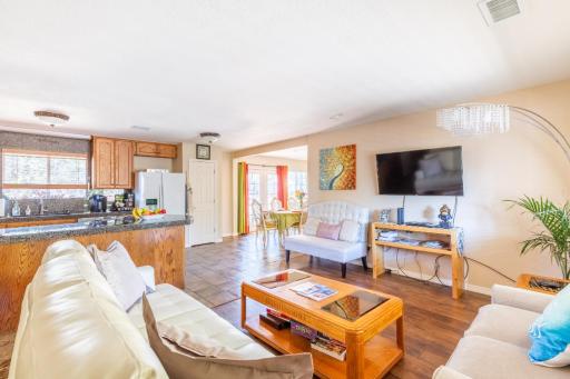 Spacious house with hot tub spa, to enjoy red rock view, near Amitabha stupa, and trails - Housity