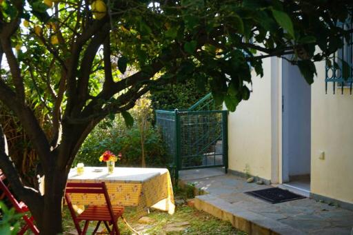 Cosy guest house with private yard - Housity
