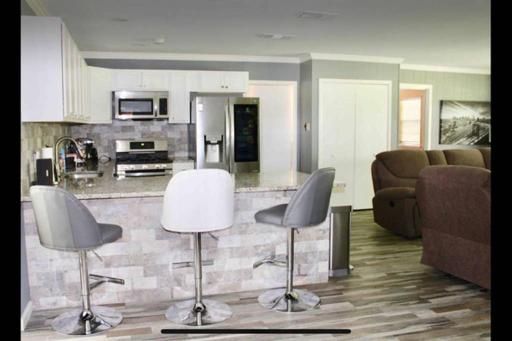 CYC Lounge with Guest House - Housity