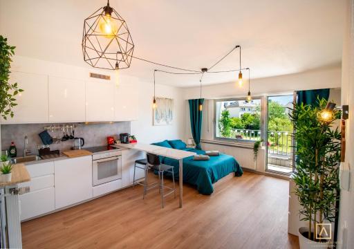 Modern Style Studio With Balcony, Smart TV, Business & Leisure - Housity