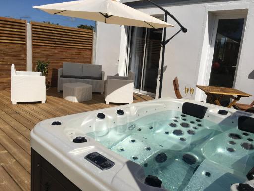 Escale à 2 dans le Skiff, bord de mer et spa - Housity