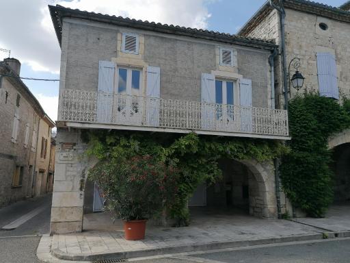 CAHORS SUD : Maison quercynoise avec vue sur place du village - Housity