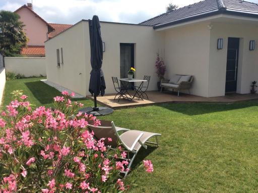 Du Côté de Chez Paule, chambre avec entrée indépendante et salle d'eau privative - Housity
