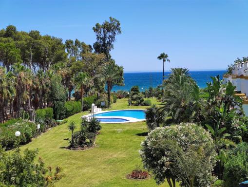 Spacious Beachfront Town House in Estepona with Fully Equipped Kitchen, Pools, Garden, Sea View - Housity