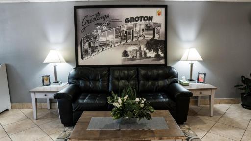 Super 8 by Wyndham Groton - Housity