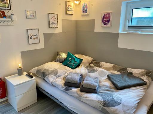 Modernes Zimmer mit Küchenzeile und Bad - Housity