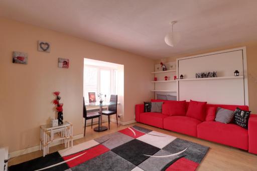 Luxury Studio Apartment - Housity