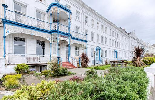 Whitehouse Hotel - Housity