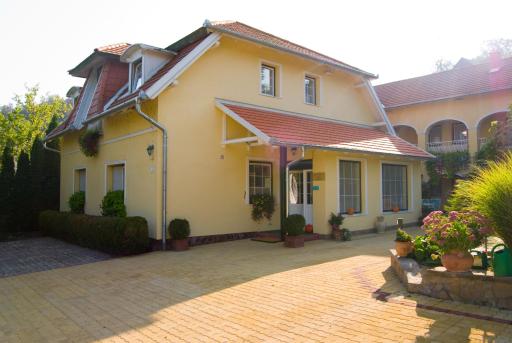 Hársfa Szálló - Housity