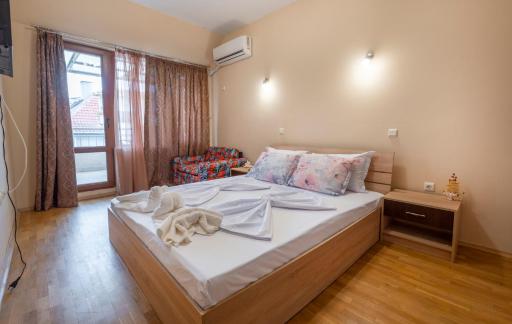 Azure Pretty Apartment TOP Location near Sea Garden - Housity