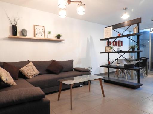 Los Prados Minimalist Home by Lunian - Housity