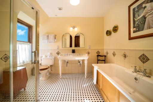The Whispering Pine Lodge - Housity