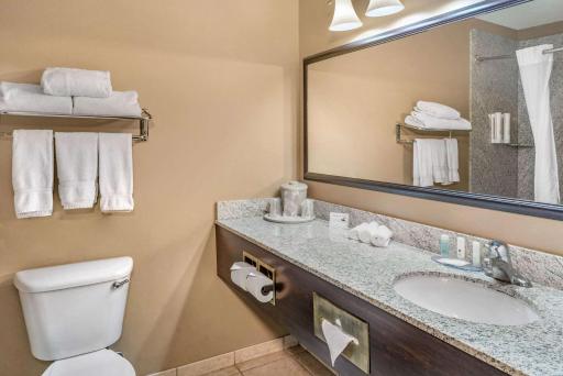 Clarion Pointe Medford - Housity