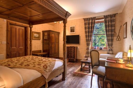 The Whispering Pine Lodge - Housity