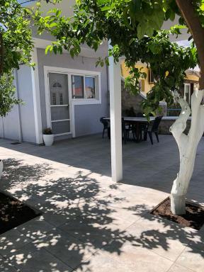 Chrysanthi’s - Housity