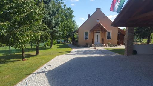Gyöngyvirág Apartman - Housity