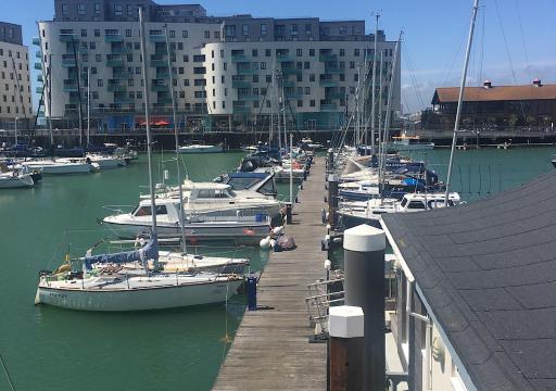 Brighton Marina Floating home - Housity